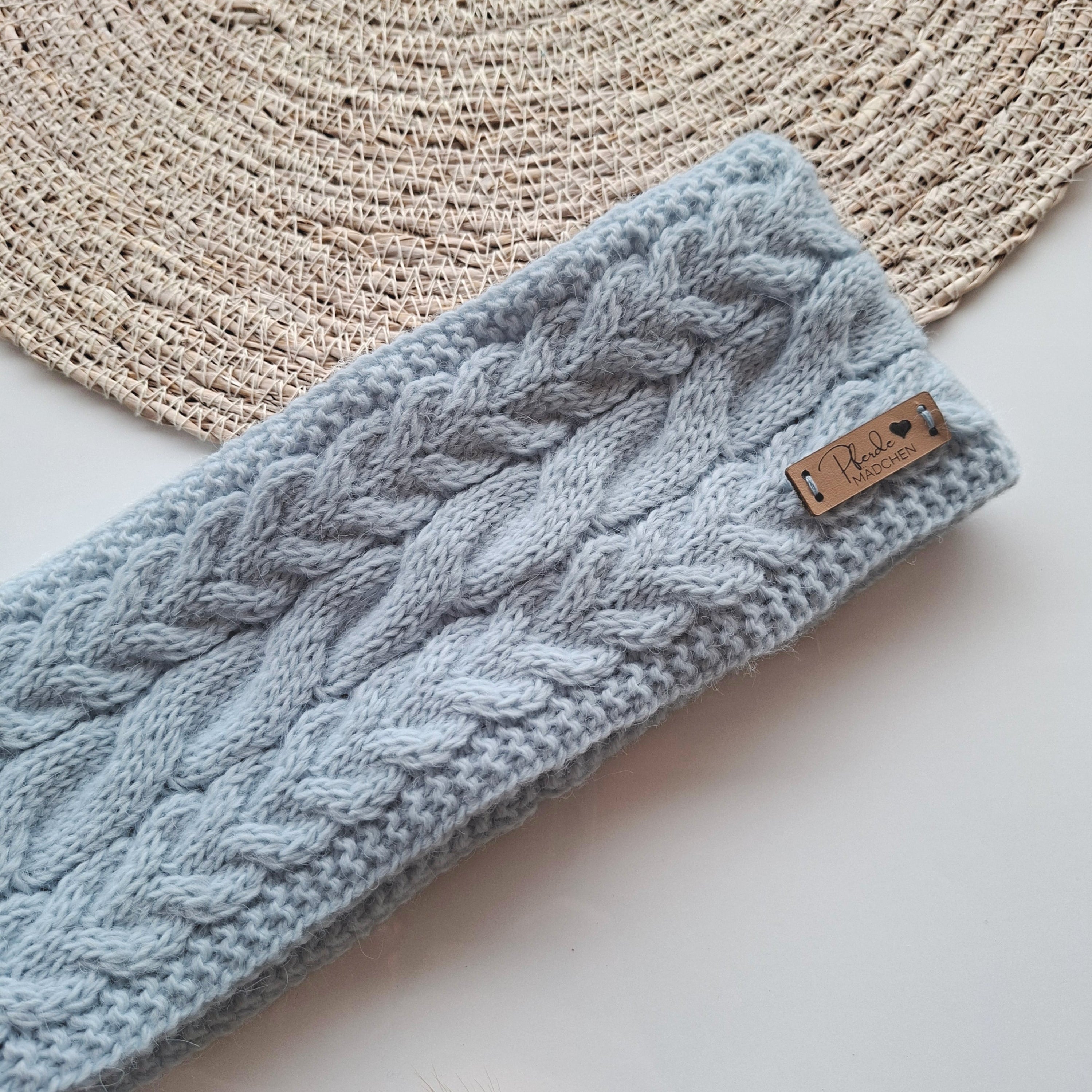 Stirnband-Zopfmuster mit Lederetikett