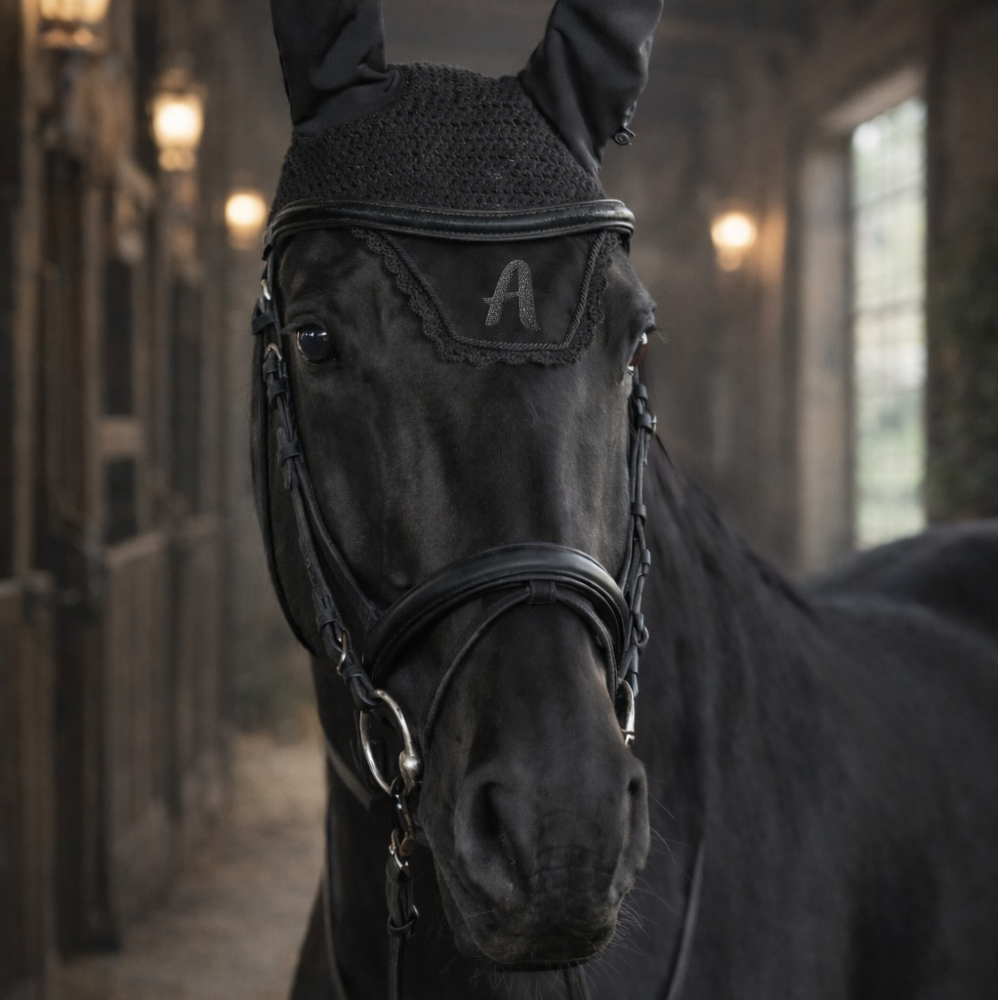Fliegenhaube mit Glitzerbuchstabe