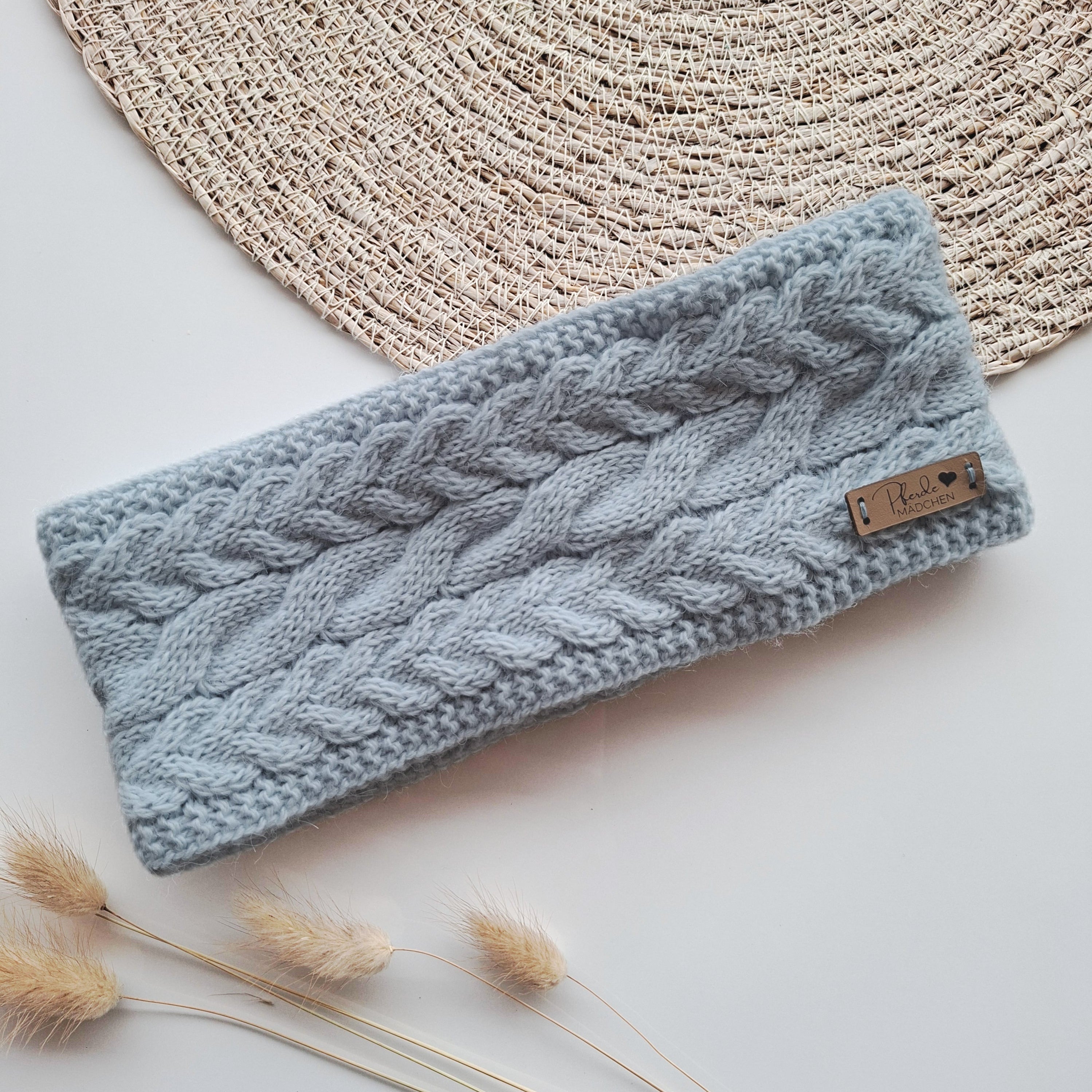 Stirnband-Zopfmuster mit Lederetikett